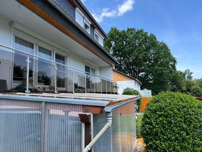 Edelstahlgeländer mit Glasfüllung am Balkon eines Wohnhauses im Eichsfeld