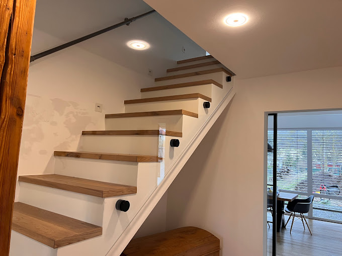 Dezenter Innenhandlauf an einer Holztreppe im Wohnhaus