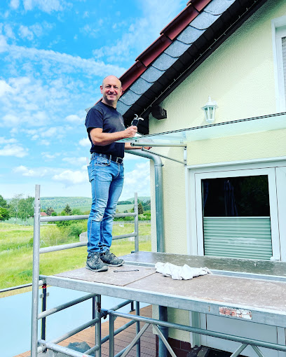 Montage eines Vordachs am Wohnhaus durch Metallbau Ulf Simon